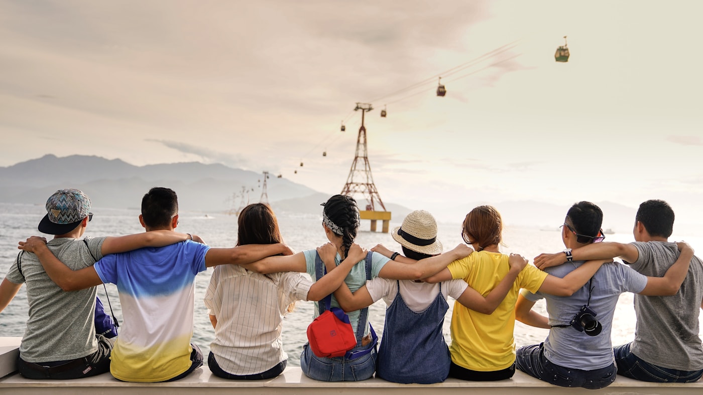 Large group with overlapping people and mixed subject sizes